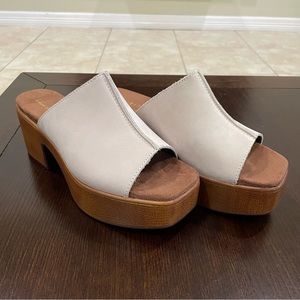 NWOT House of Harlow 1960 Beige Cream Leather Platform Sandals W/ Block Heel